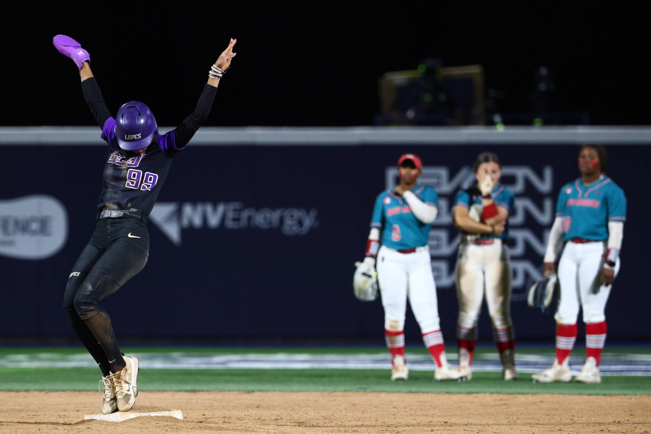 Lopes Take Down Lobos 11-7 and Head to the Title Game