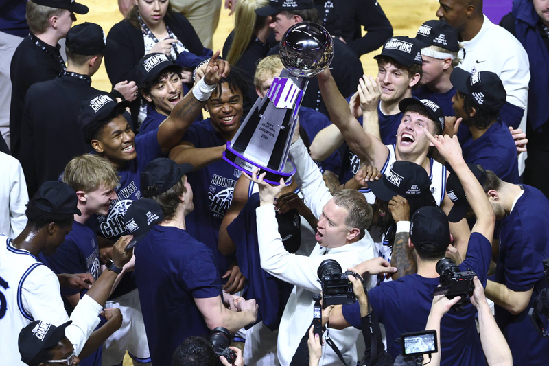 No. 1 Utah State completes revenge tour, pulls away from No. 2 San Diego State for MW title