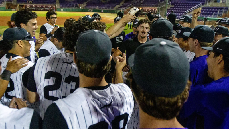 Lopes score 5 to walk off Arizona, take series
