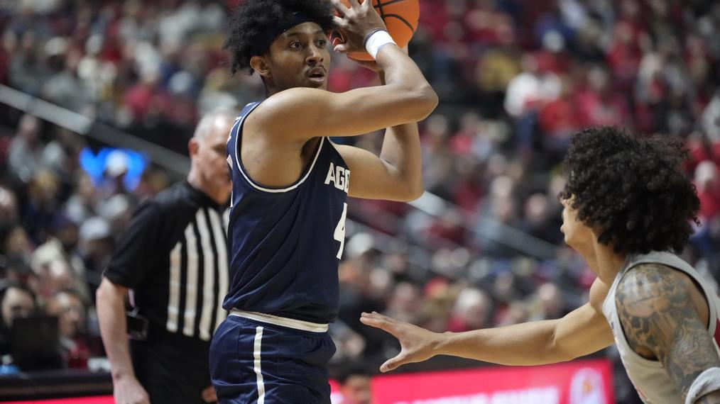 No. 20 Utah State Men’s Basketball Hangs on to Defeat UNLV 87-86